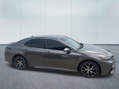 Used 2022 Toyota Camry SE w/ Convenience Package FWD image 2