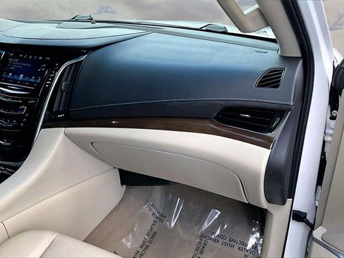 Used 2018 Cadillac Escalade Luxury image 27