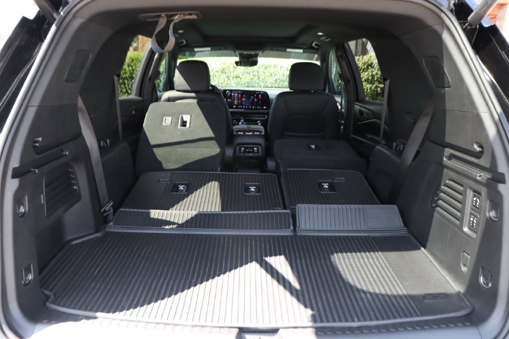 Used 2026 Chevrolet Traverse RS w/ LPO, Floor Liner Package FWD image 9