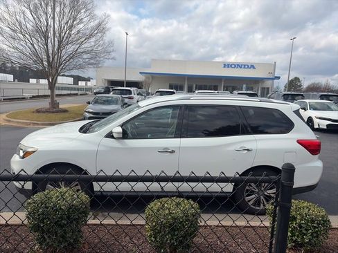Used 2017 Nissan Pathfinder SV image 12