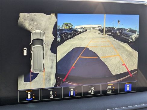 Used 2024 GMC Yukon SLT w/ SLT Luxury Package image 23