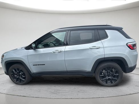 Used 2024 Jeep Compass Latitude w/ Altitude Special Edition AWD/4WD image 10