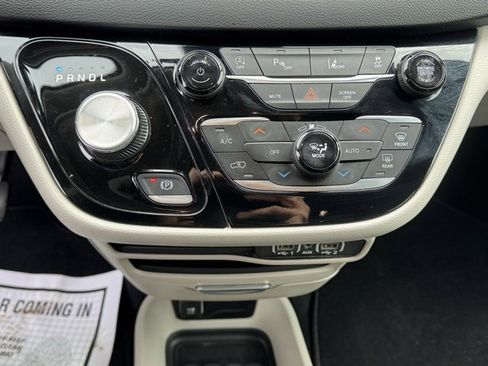 Certified 2023 Chrysler Pacifica Touring-L image 19