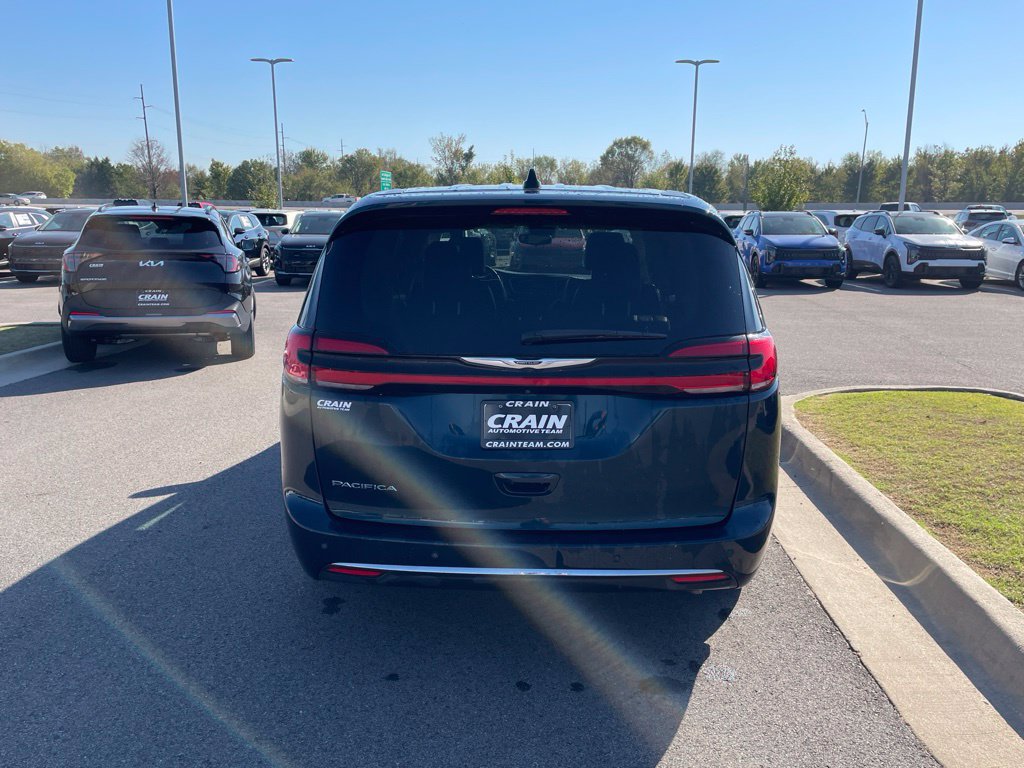 Used 2023 Chrysler Pacifica Touring-L FWD image 6