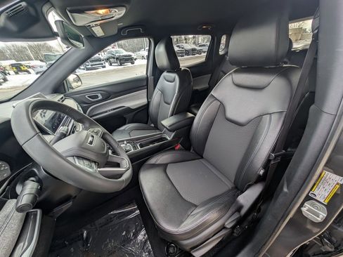 Used 2024 Jeep Compass Latitude image 12