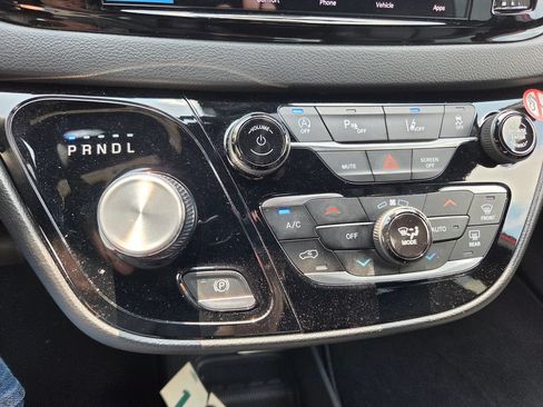 Used 2025 Chrysler Pacifica Select FWD image 25