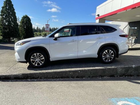 Certified 2024 Toyota Highlander XLE AWD/4WD image 4