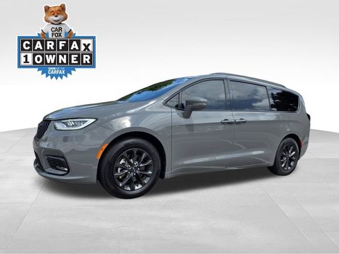 Used 2022 Chrysler Pacifica Touring-L w/ S Appearance Package FWD image 2