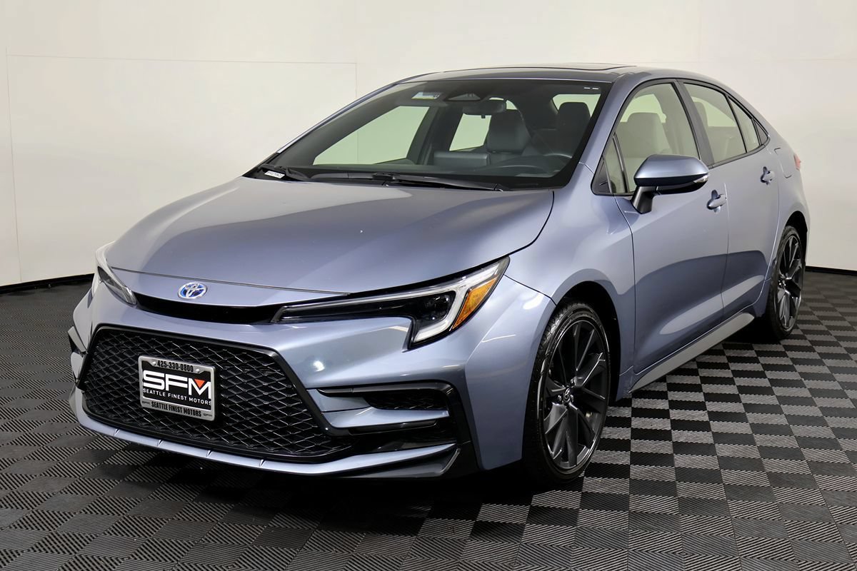 Used 2024 Toyota Corolla SE w/ SE Package FWD image 3