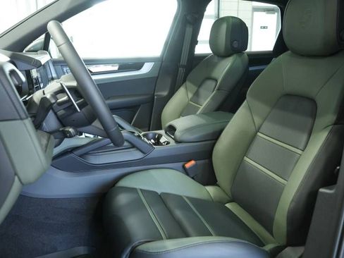 Certified 2025 Porsche Cayenne AWD/4WD image 5