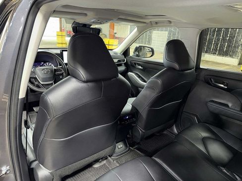 Used 2023 Toyota Highlander XLE AWD/4WD image 29