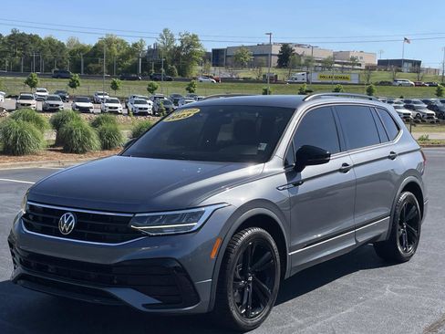 Used 2023 Volkswagen Tiguan SE R-Line image 3