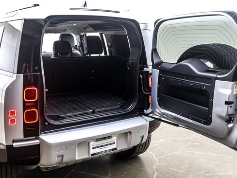 Used 2023 Land Rover Defender 110 SE image 23