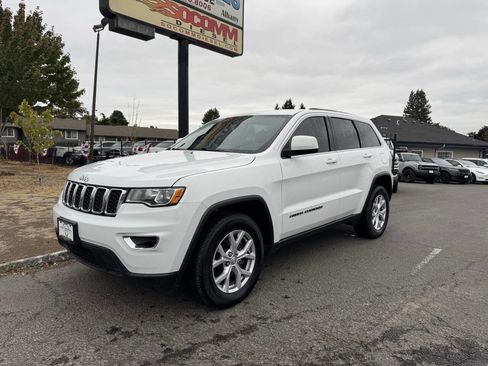 Used 2020 Jeep Grand Cherokee Laredo image 1