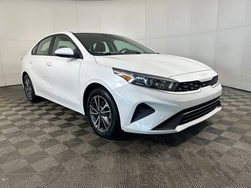 Used 2022 Kia Forte LXS image 2