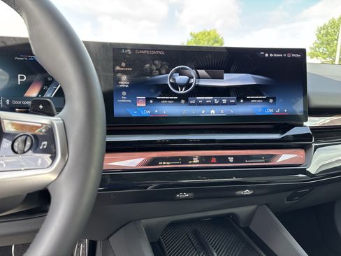 Used 2026 BMW 550e xDrive w/ Premium Package AWD/4WD image 31