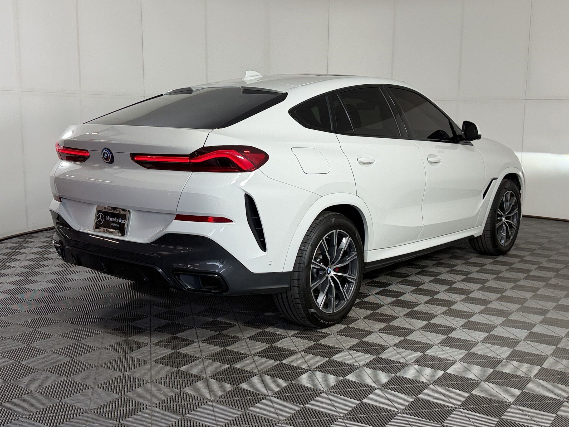 Used 2022 BMW X6 xDrive40i w/ M Sport Package AWD/4WD image 9