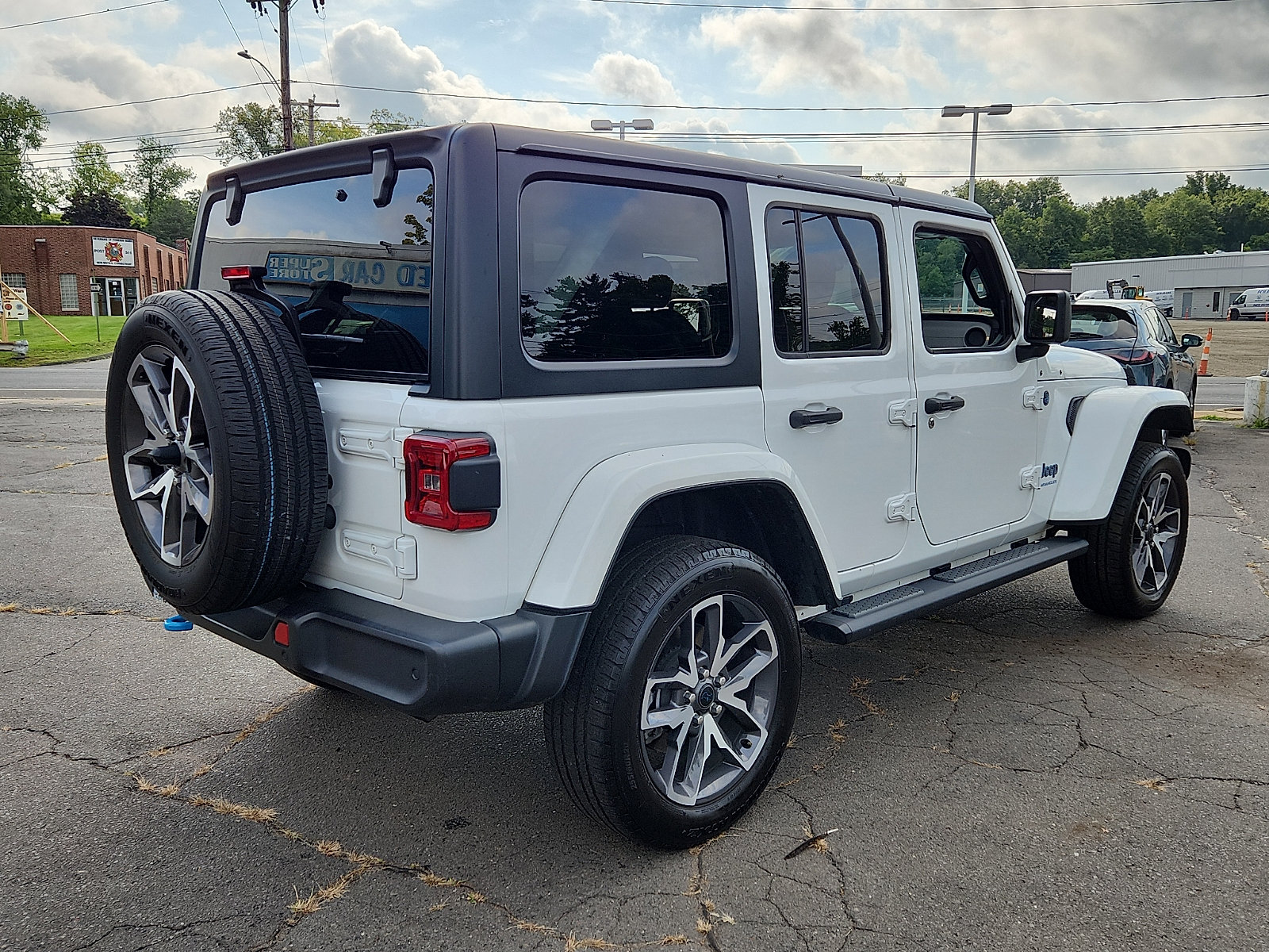 Used 2024 Jeep Wrangler Unlimited w/ Convenience Group AWD/4WD image 4