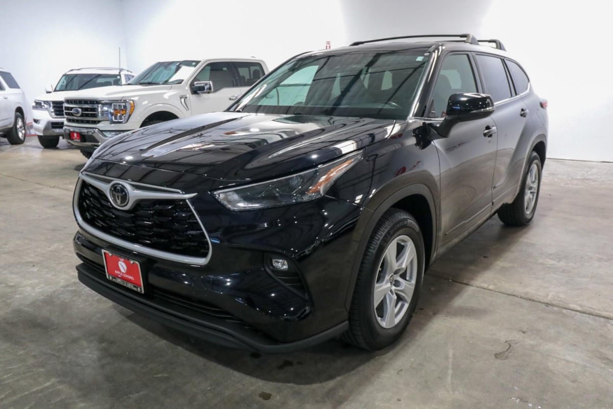 Used 2022 Toyota Highlander LE FWD image 5