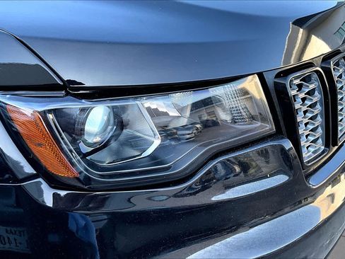 Used 2018 Jeep Grand Cherokee Altitude RWD image 26