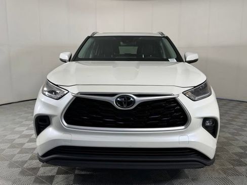 Used 2021 Toyota Highlander XLE AWD/4WD image 13