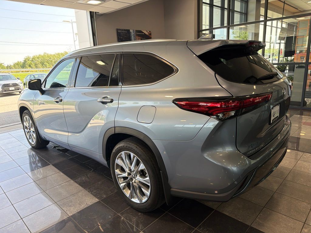 Used 2021 Toyota Highlander Limited AWD/4WD image 8
