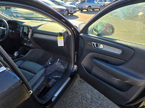 Used 2025 Volvo XC40 B5 Plus w/ Climate Package image 10