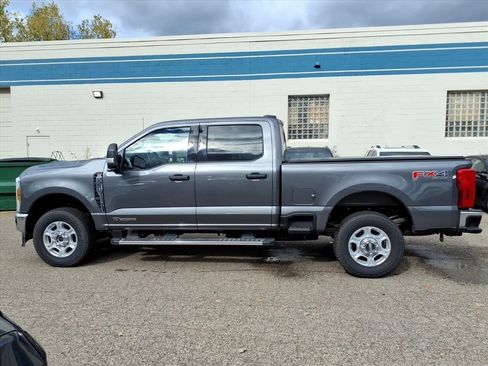Used 2025 Ford F350 XLT image 2