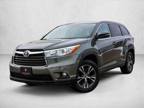 Used 2016 Toyota Highlander XLE image 1