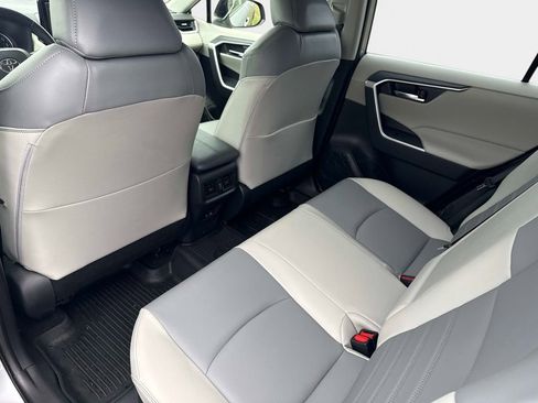 Used 2022 Toyota RAV4 XLE Premium image 16