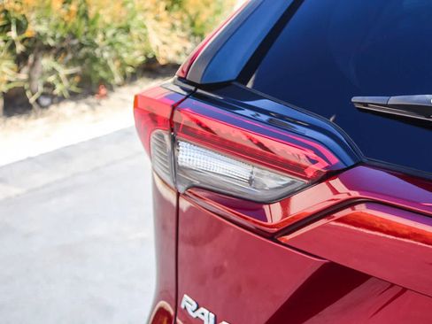 Used 2020 Toyota RAV4 LE w/ Carpet Mat Package image 8