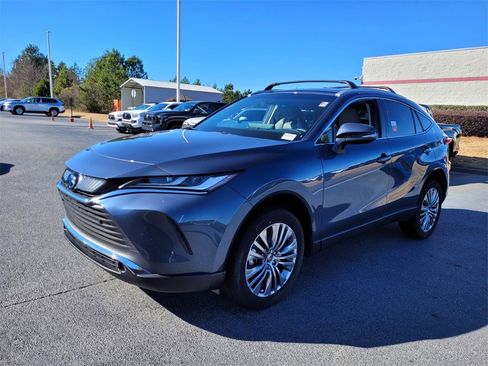 Certified 2024 Toyota Venza XLE image 3