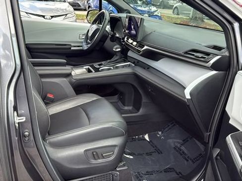 Used 2025 Toyota Sienna XSE w/ XSE Plus Package FWD image 13