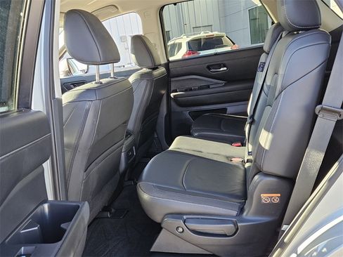 Used 2025 Nissan Pathfinder SL image 5