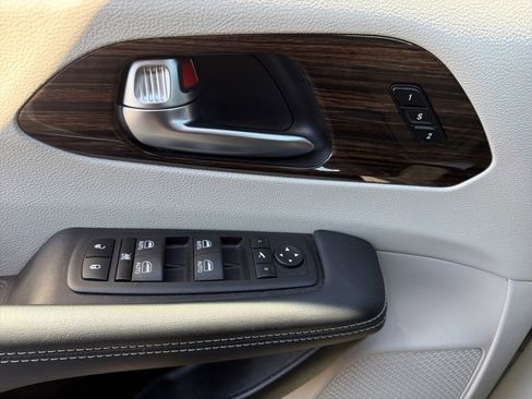 Used 2023 Chrysler Pacifica Limited image 19