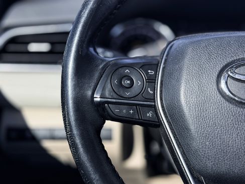 Used 2018 Toyota Camry XLE image 11