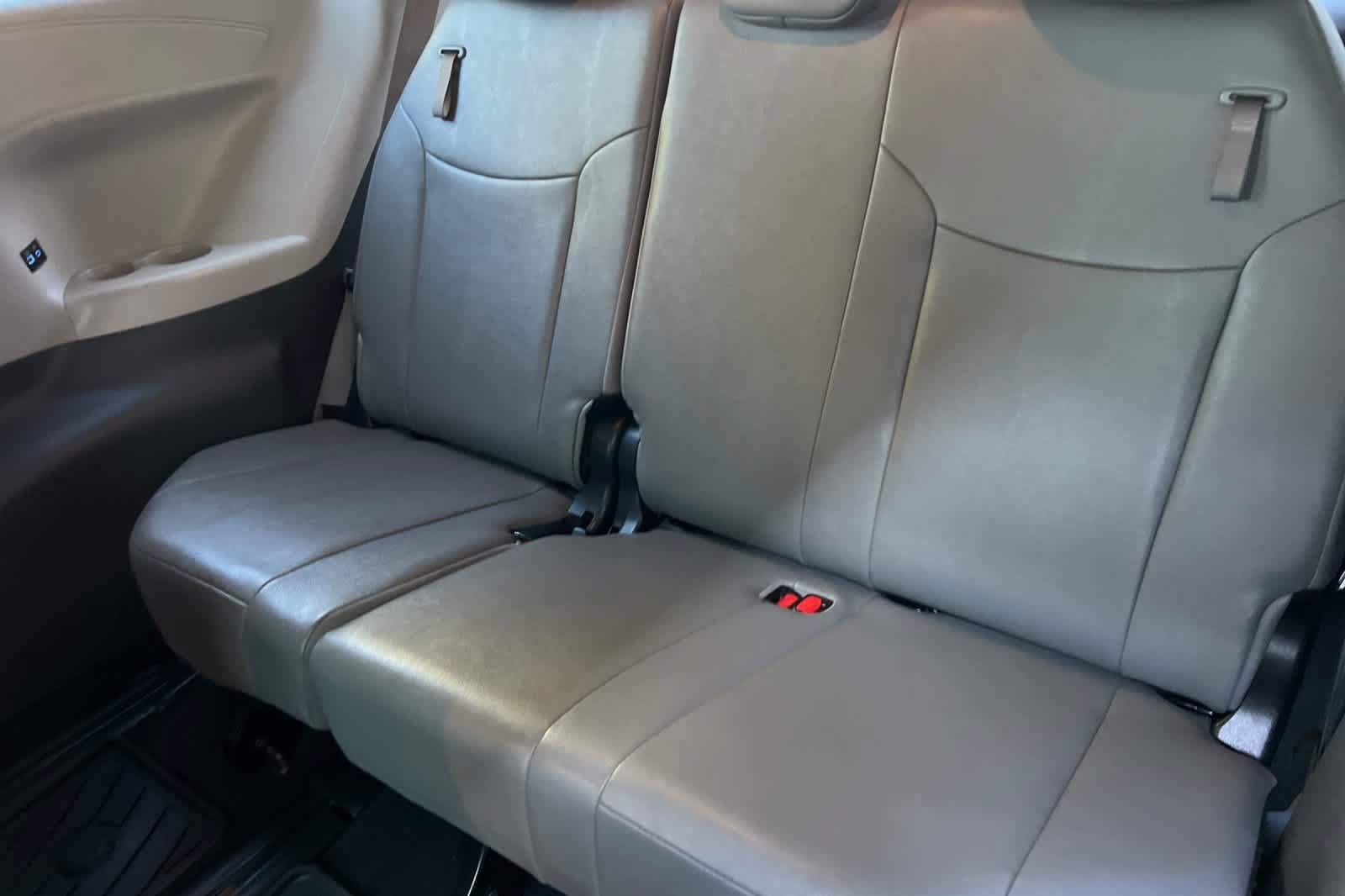 Used 2023 Toyota Sienna XLE AWD/4WD image 16