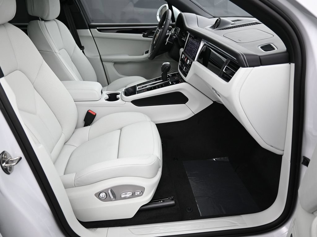 Certified 2026 Porsche Macan AWD/4WD image 30