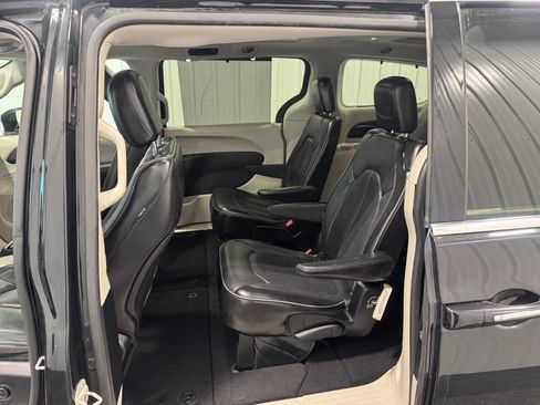 Used 2019 Chrysler Pacifica Limited image 11