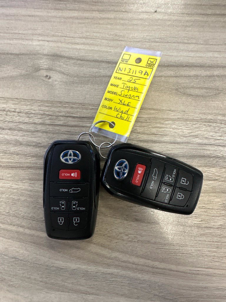 Used 2025 Toyota Sienna XLE w/ XLE Plus Package AWD/4WD image 15