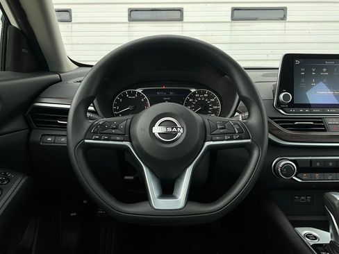 Used 2025 Nissan Altima 2.5 SV image 31