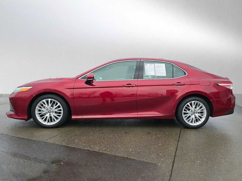 Certified 2018 Toyota Camry XLE image 6