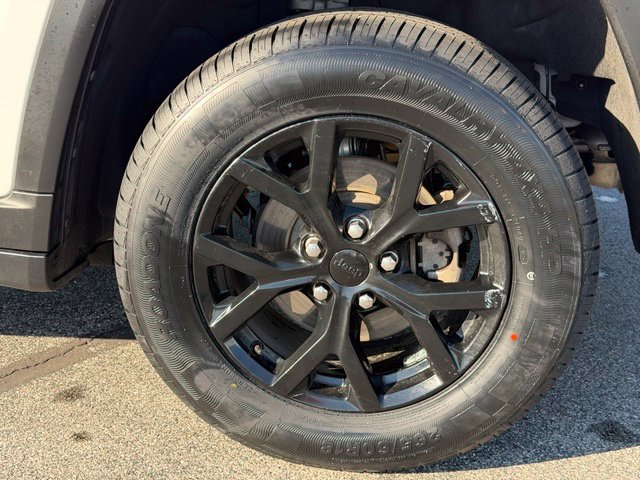 Used 2025 Jeep Grand Cherokee Altitude RWD image 6