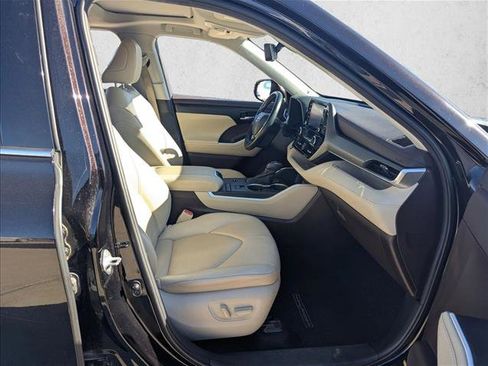 Used 2020 Toyota Highlander XLE image 18