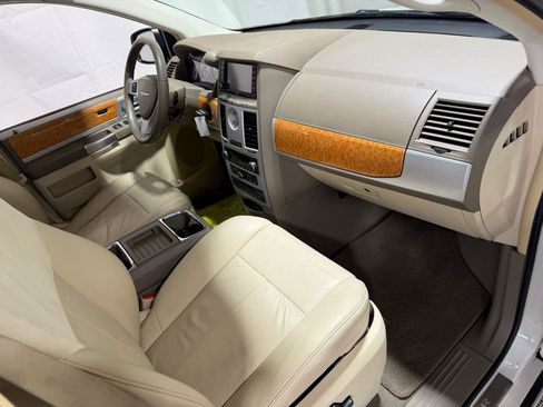 Used 2008 Chrysler Town & Country Limited w/ Entertainment Group #3 FWD image 13