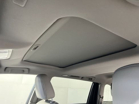 Used 2019 Toyota Highlander XLE AWD/4WD image 25