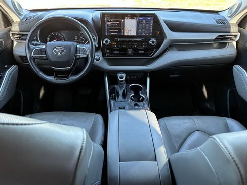 Used 2021 Toyota Highlander Limited image 10