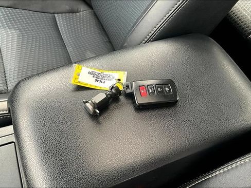 Used 2014 Toyota Camry SE w/ Moonroof Package FWD image 30
