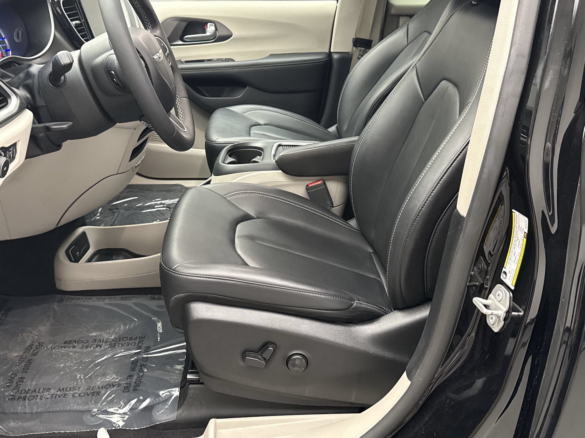 Used 2024 Chrysler Pacifica Limited FWD image 11