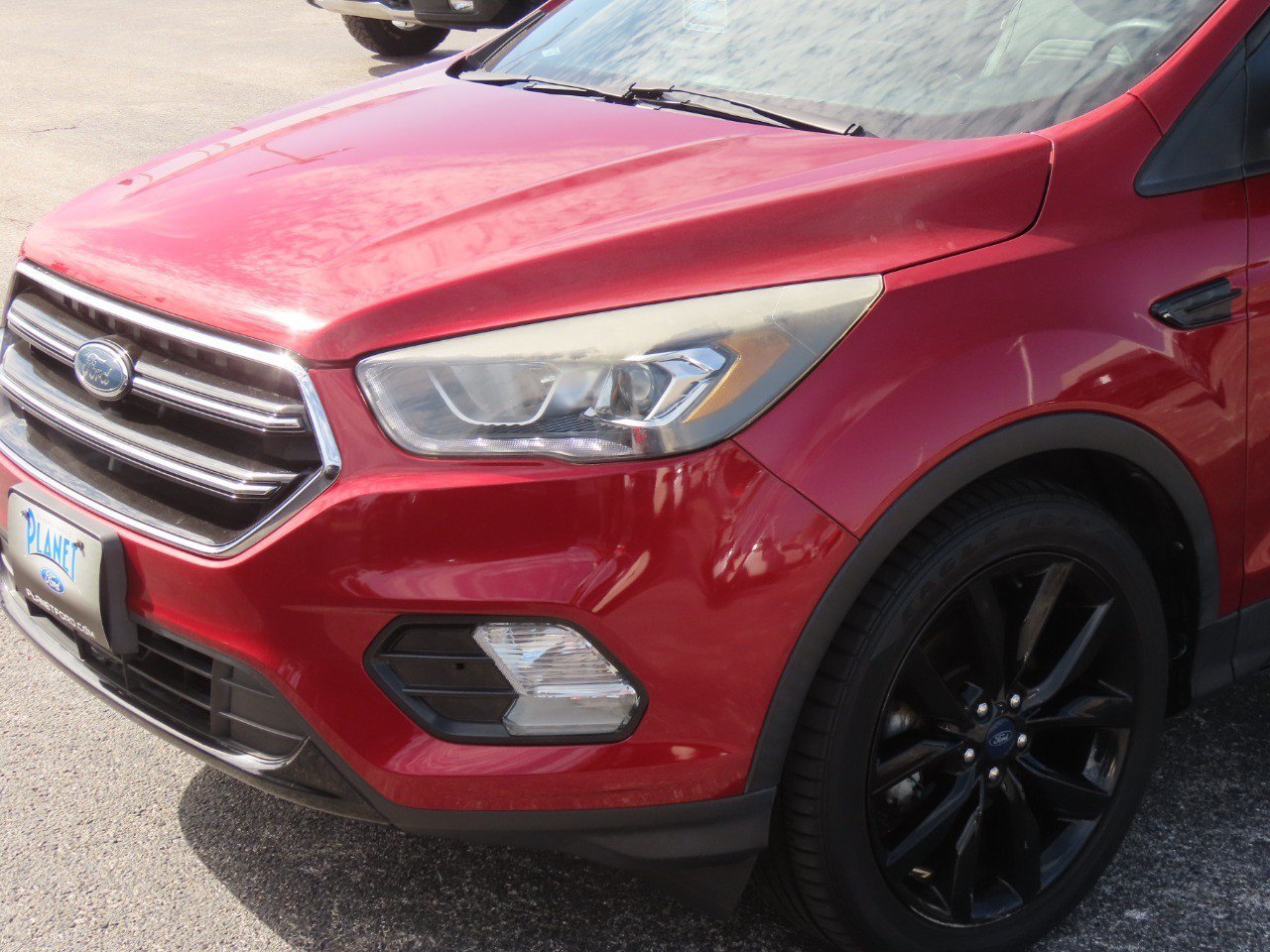Used 2018 Ford Escape SE w/ SE Sport Appearance Package FWD image 3